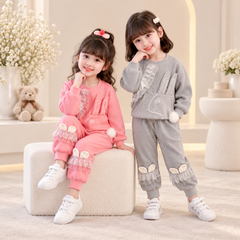AO0508-220 طقم سبورت قطن بناتي قطعتين ( بلوزة + بنطلون ) مزينة بالتل الأبيض