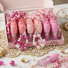 جلوس بلون زهري فاتح سحري لامع مع ميدالية أنيقة – Sweet Lip Gloss Cos-220426-23